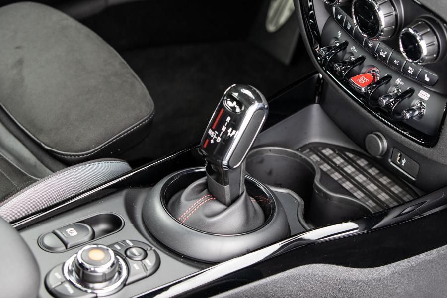 Детали интерьера Mini John Cooper Works Countryman (F60) 2017 года  (NA) (фото 8 из 40)